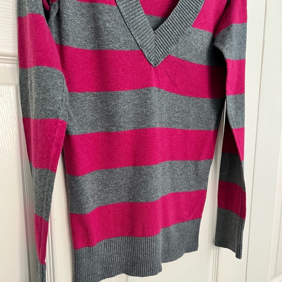 Mossimo Gray & Pink Striped V-Neck Sweater - Picture 3 of 9